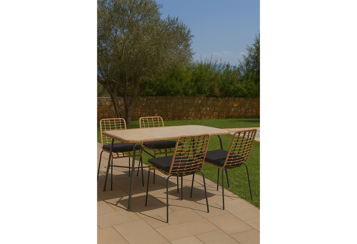 Φαίνεται το σετ με τις καρέκλες και το τραπέζι.